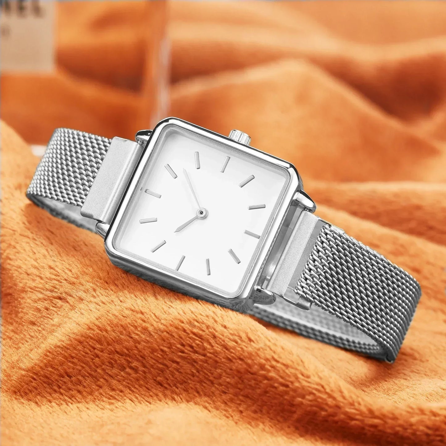 Noa - Elegant clock with square case